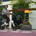 夜間に電動アシスト自転車に乗るときの注意点|ライトと安全対策を解説