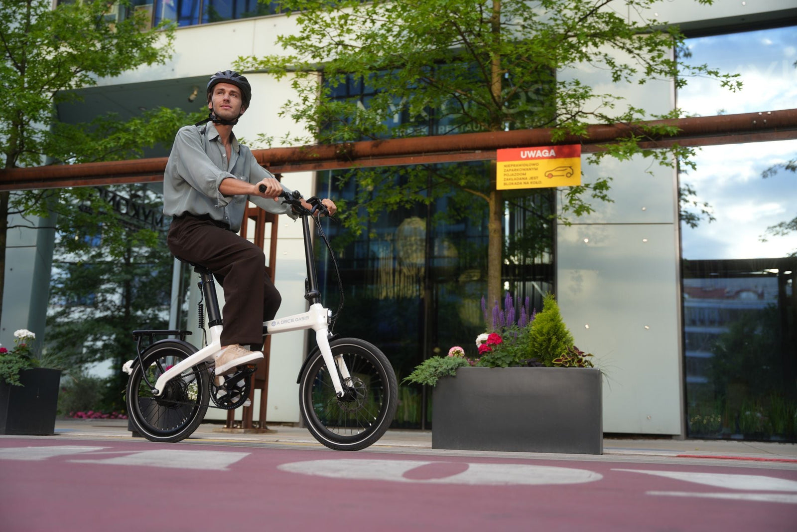 夜間に電動アシスト自転車に乗るときの注意点|ライトと安全対策を解説